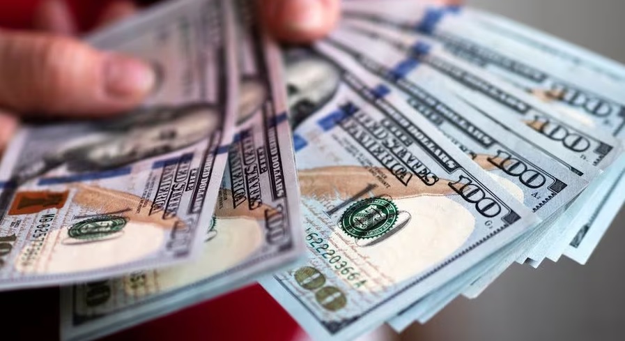 (La Nación) ¿Por qué el dólar sigue presionando al alza en su cotización?