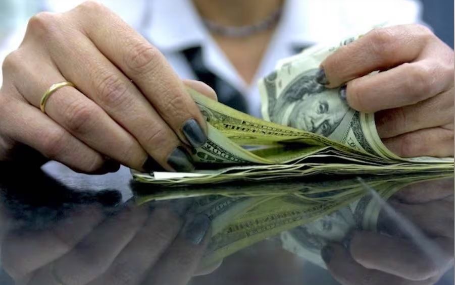 (La Nación) Postergación en recortes de tasas de la Fed y presión sobre el petróleo llevan dólar al alza