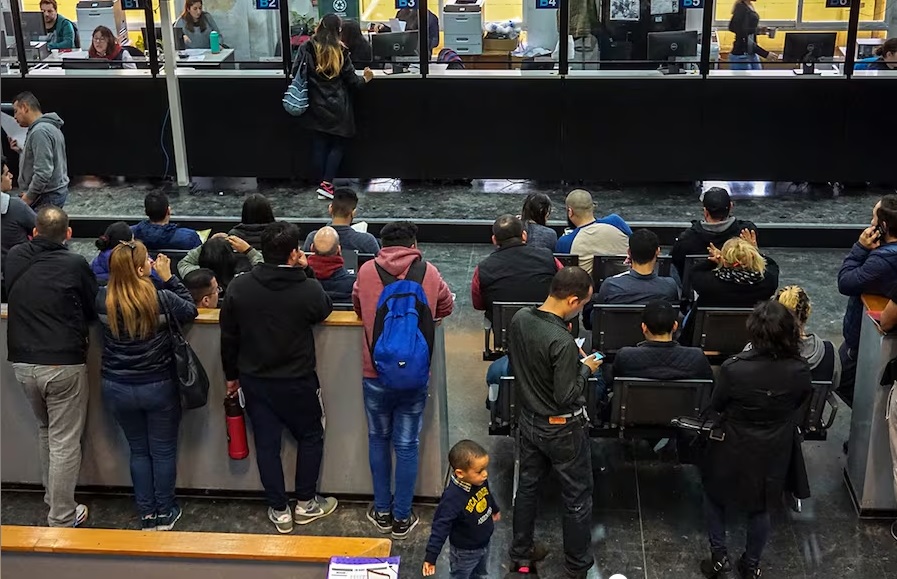 (La Nación) Ingresos de divisas por remesas familiares crecen más de 25 %, impulsados por envíos desde España