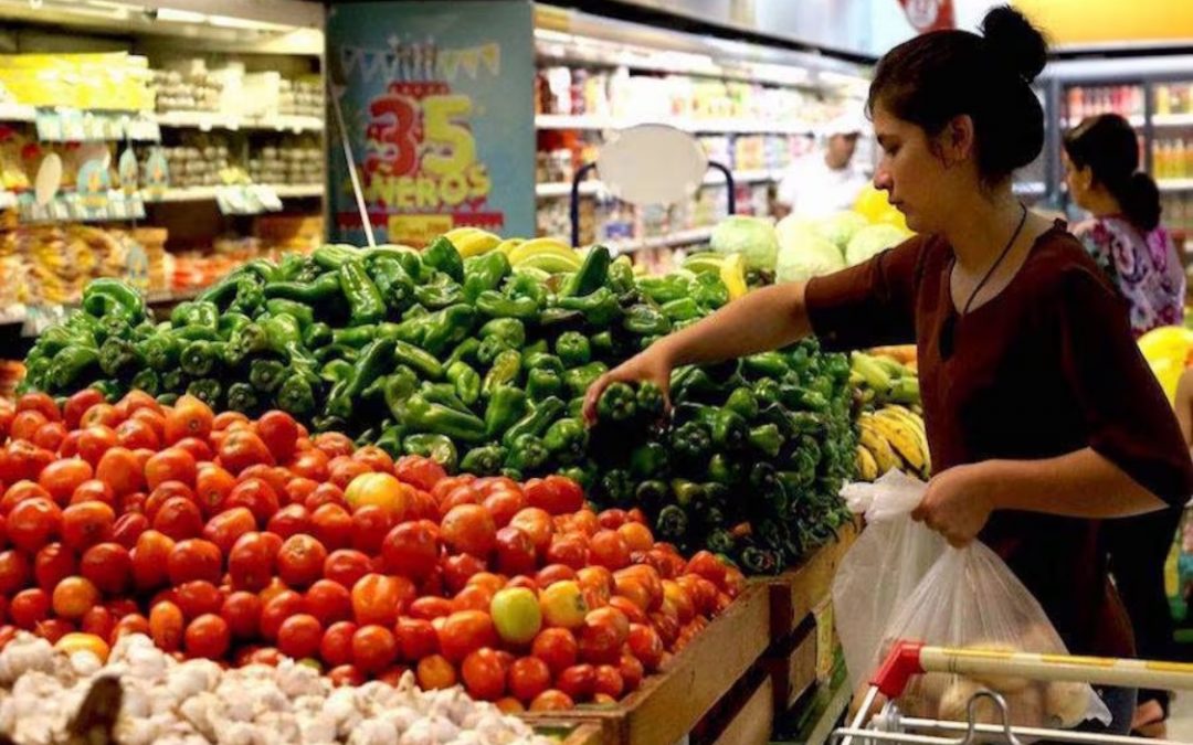 (La Nación) Inflación del 0 % no miente y refleja balance conjunto de precios sin variación, afirma economista