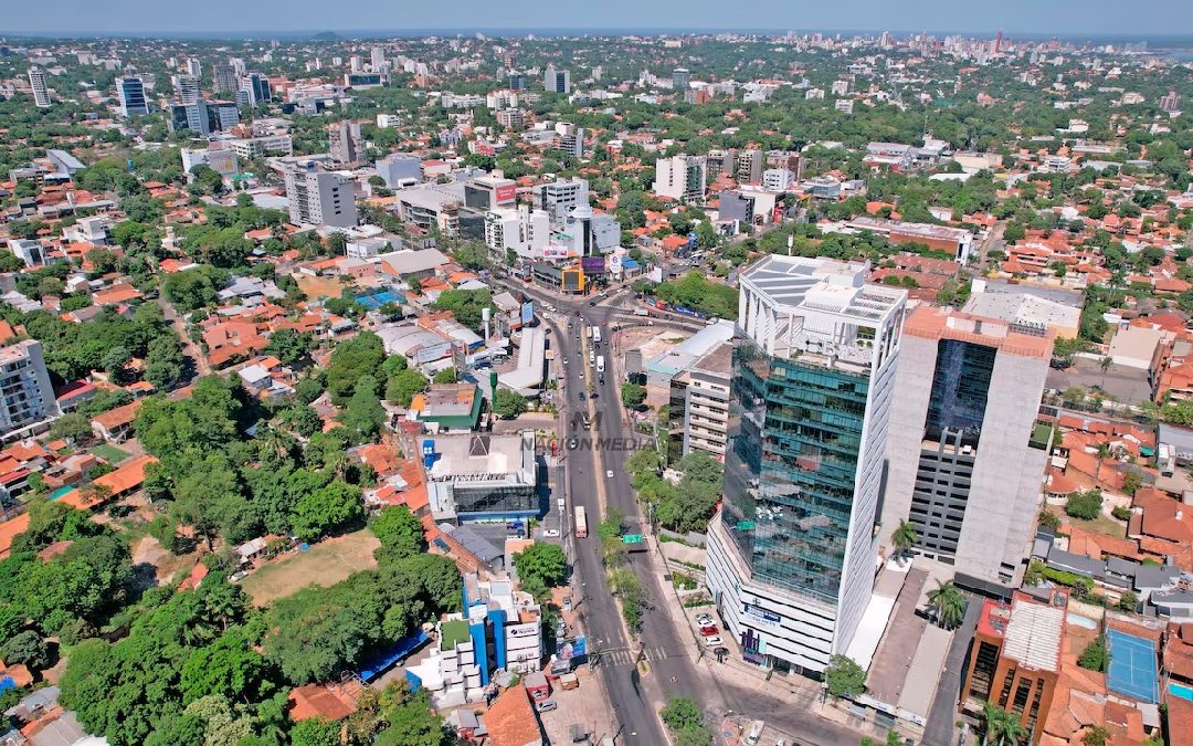 (La Nación) La economía informal bajó, pero su impacto sigue siendo alto