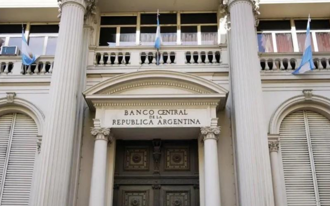 El BCRA endurece el cepo cambiario y flexibiliza reglas para exportadores de servicios