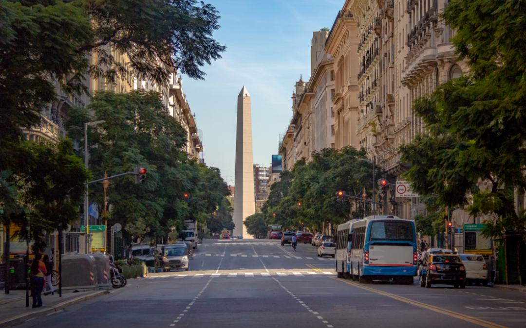 Pobreza se reduce en aglomerados urbanos argentinos aunque persisten brechas