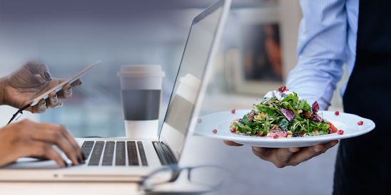 Foto computadora con plato de comida