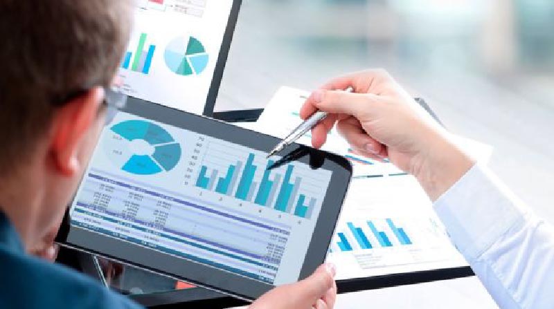 Hombre mirando rentabilidad bancaria en tablet