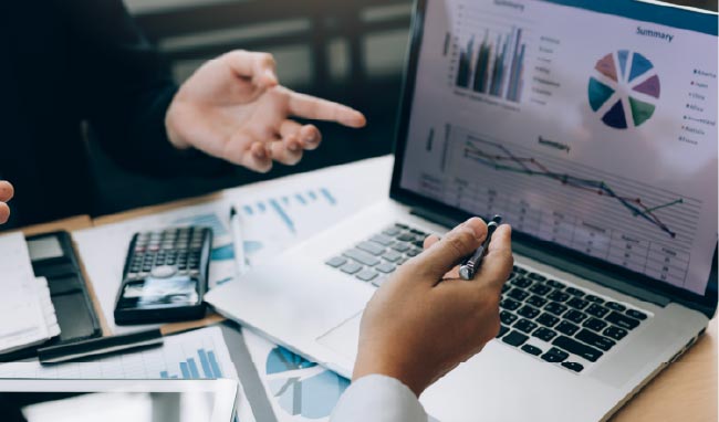 Hombres analizando gráficos de porcentaje en una computadora