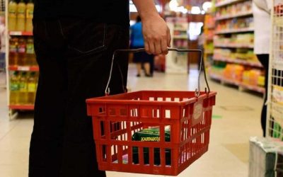 La confianza del consumidor con leve repunte mensual y los hogares mantienen cautela